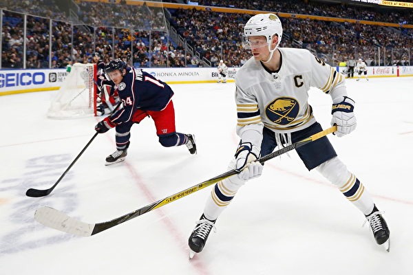 东契奇为一众球迷耐心签名！汤爹：还有哪位超级巨星能做到？