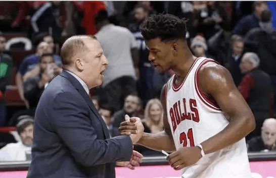 成了鲜明对 成了鲜明对